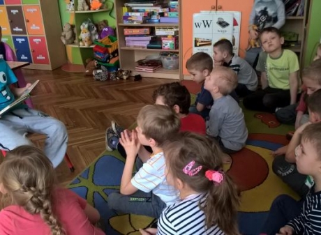 Powiększ obraz: Cała Polska czyta dzieciom w przedszkolu - dzieci dzieciom czytają 2017