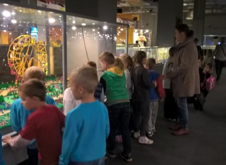 Powiększ obraz: Wycieczka przedszkolaków na wystawę klocków LEGO
