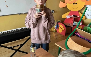 Uczeń klasy trzeciej, Oliwier Górczyński, zaprezentował na lekcji muzyki  kolejny prywatny instrument pn. Fletnia Pana.